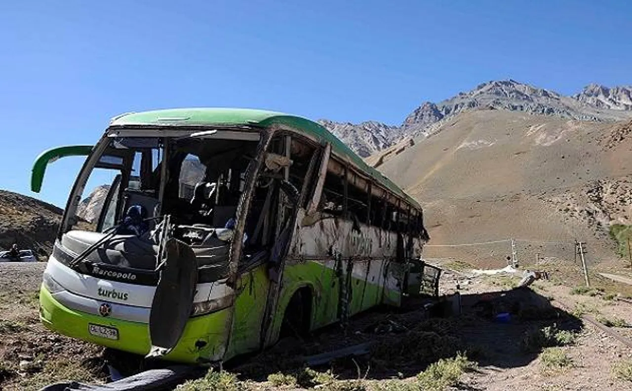 दक्षिण अमेरिकी देश बोलीविया में बस पलटने से 33 लोगों की गई जान