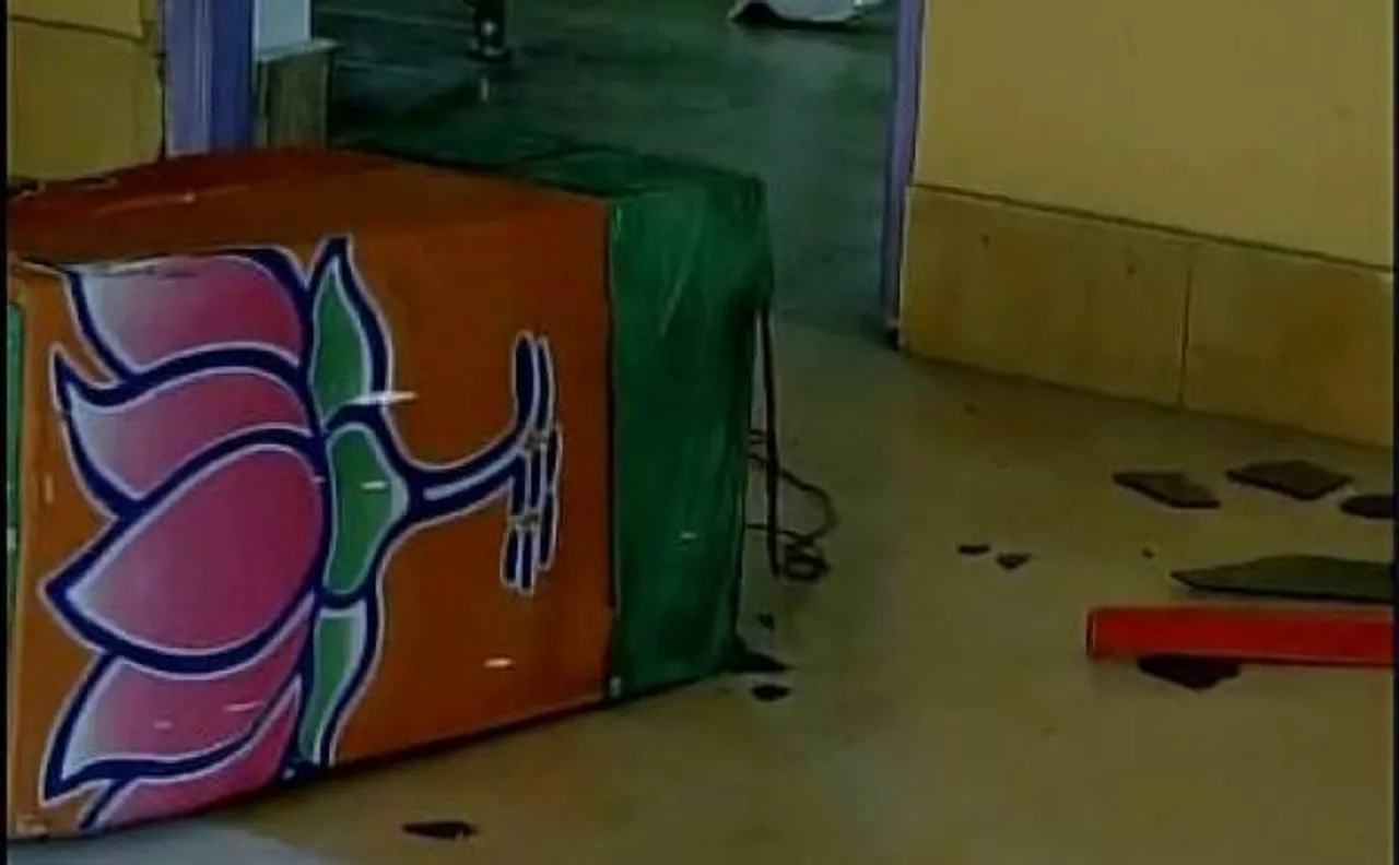 मणिपुर में छात्रों ने अफ्स्पा को हटाने की मांग को लेकर भाजपा दफ्तर में की तोड़फोड, बीजेपी बोली कांग्रेस हताशा मे कर रही है ये सब