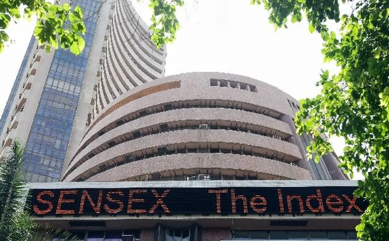 दबाव में शेयर बाज़ार, सेंसेक्स 104 अंक नीचे, निफ्टी 8860 के पास
