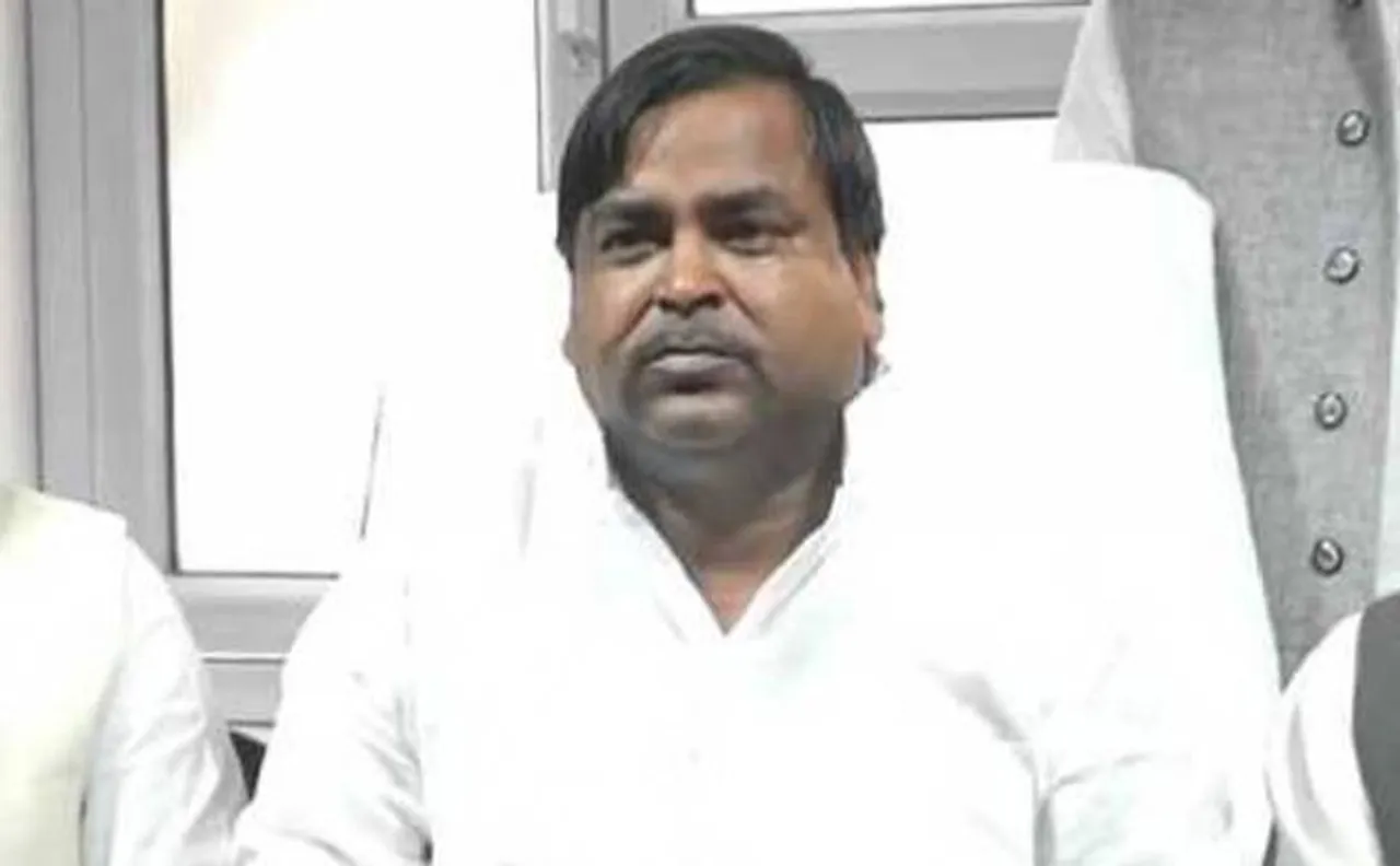 उत्तर प्रदेश खनन घोटाले में सीबीआई ने शुरू की जांच, दायरे में गायत्री प्रजापति भी