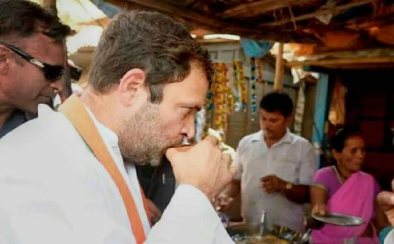 यूपी चुनाव: जब सोनभद्र में राहुल गांधी सुड़क गए 'बनारसी' की कुल्हड़ चाय