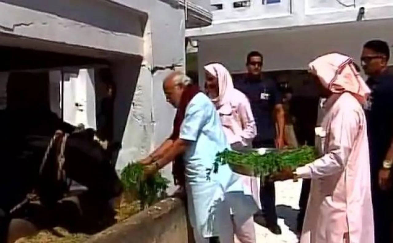 यूपी चुनाव 2017: रोहनिया में रैली से पहले पीएम मोदी ने बनारस के गढ़वा आश्रम में की गौसेवा