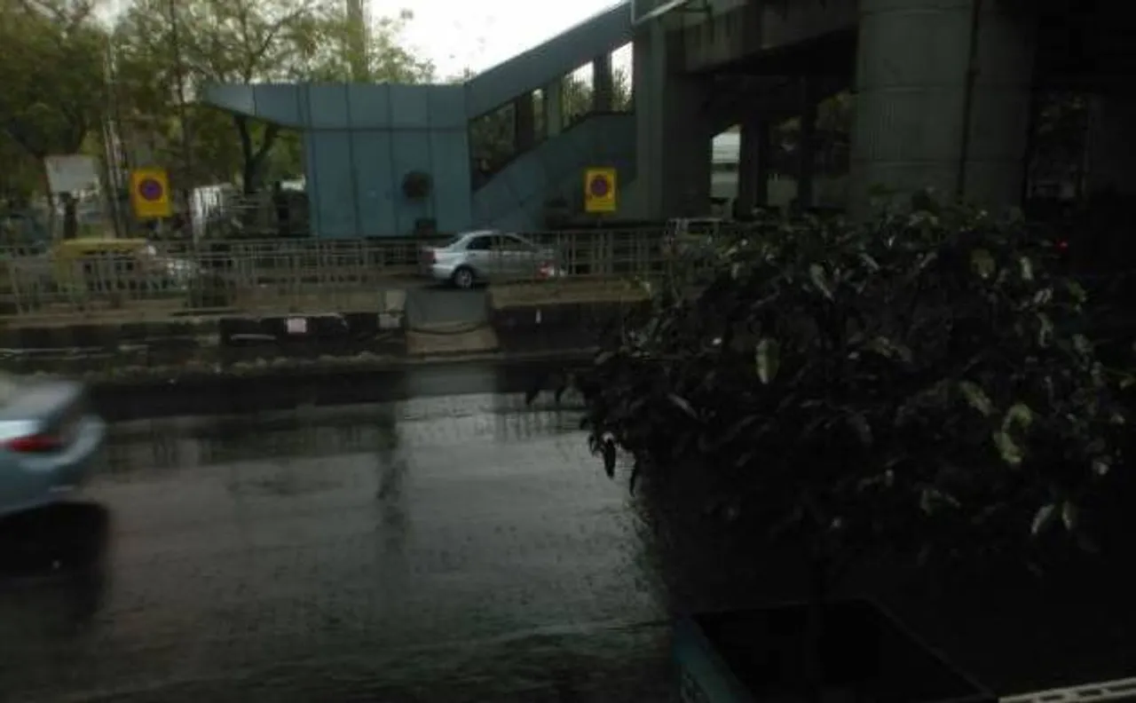 दिल्ली-एनसीआर में बारिश के साथ मौसम ने ली करवट
