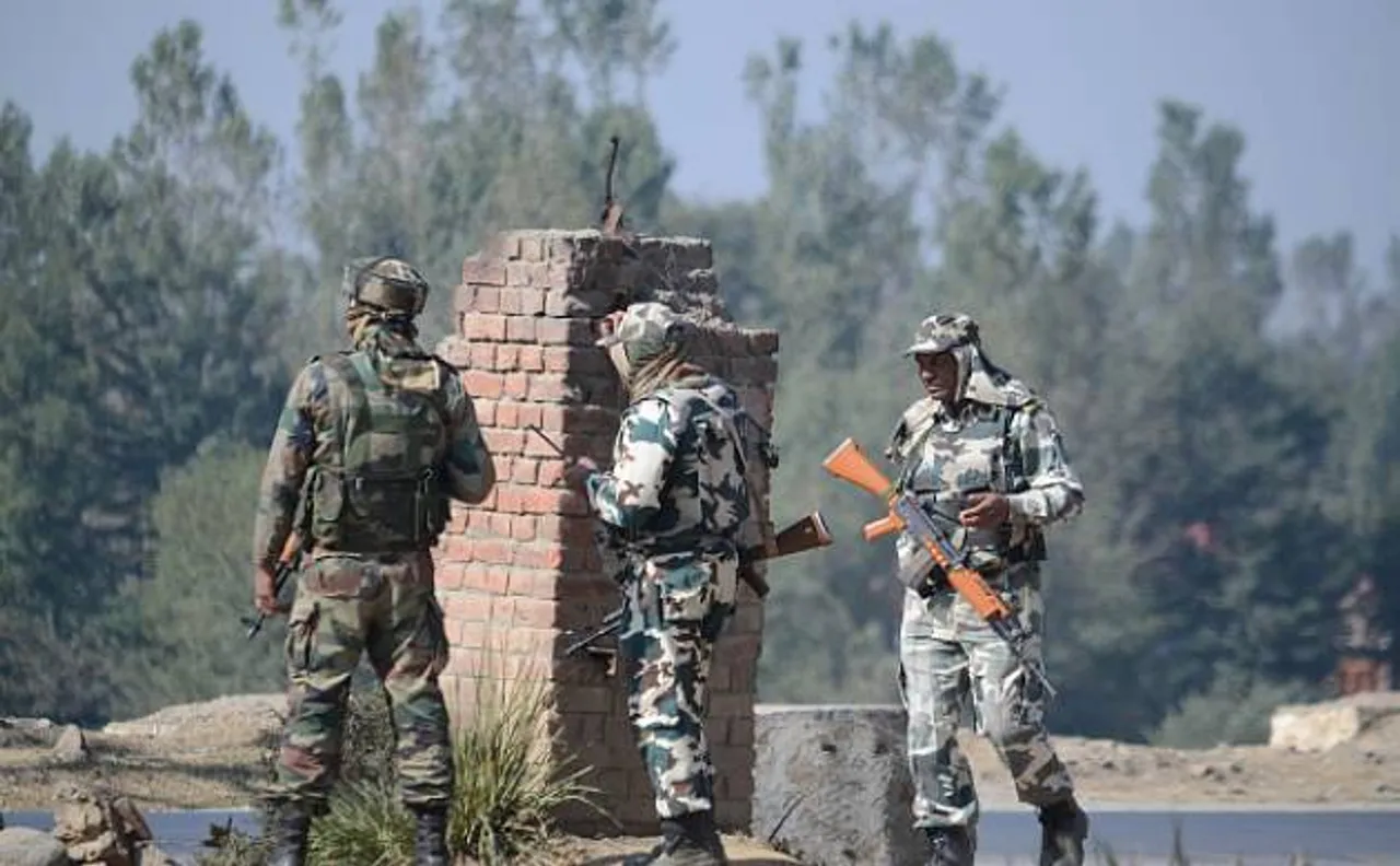 जम्मू कश्मीर में आतंकियों ने सीआरपीएफ कैंप पर किया हमला, दोनों तरफ से गोलीबारी जारी