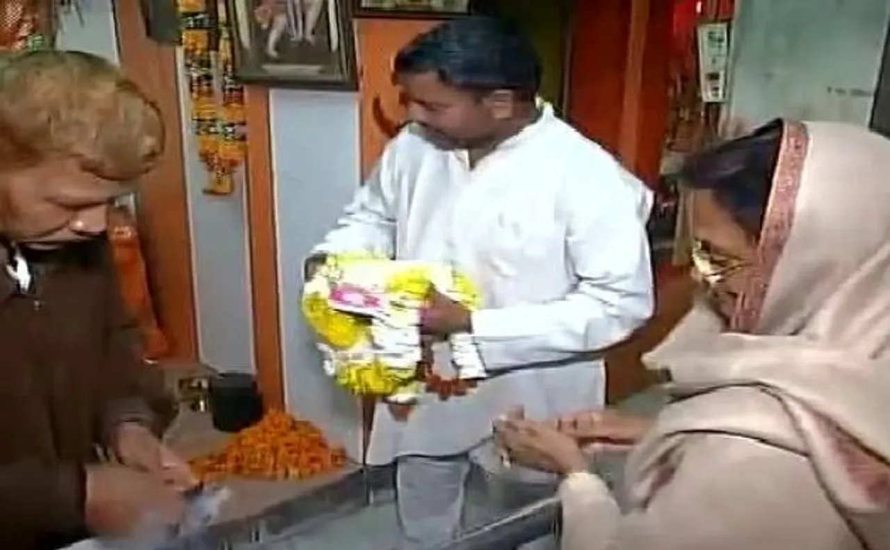 विधानसभा चुनाव 2017: रीता बहुगुणा ने हनुमान मंदिर में टेका माथा, सपा कार्यकर्ता भी कर रहें हवन (VIDEO)