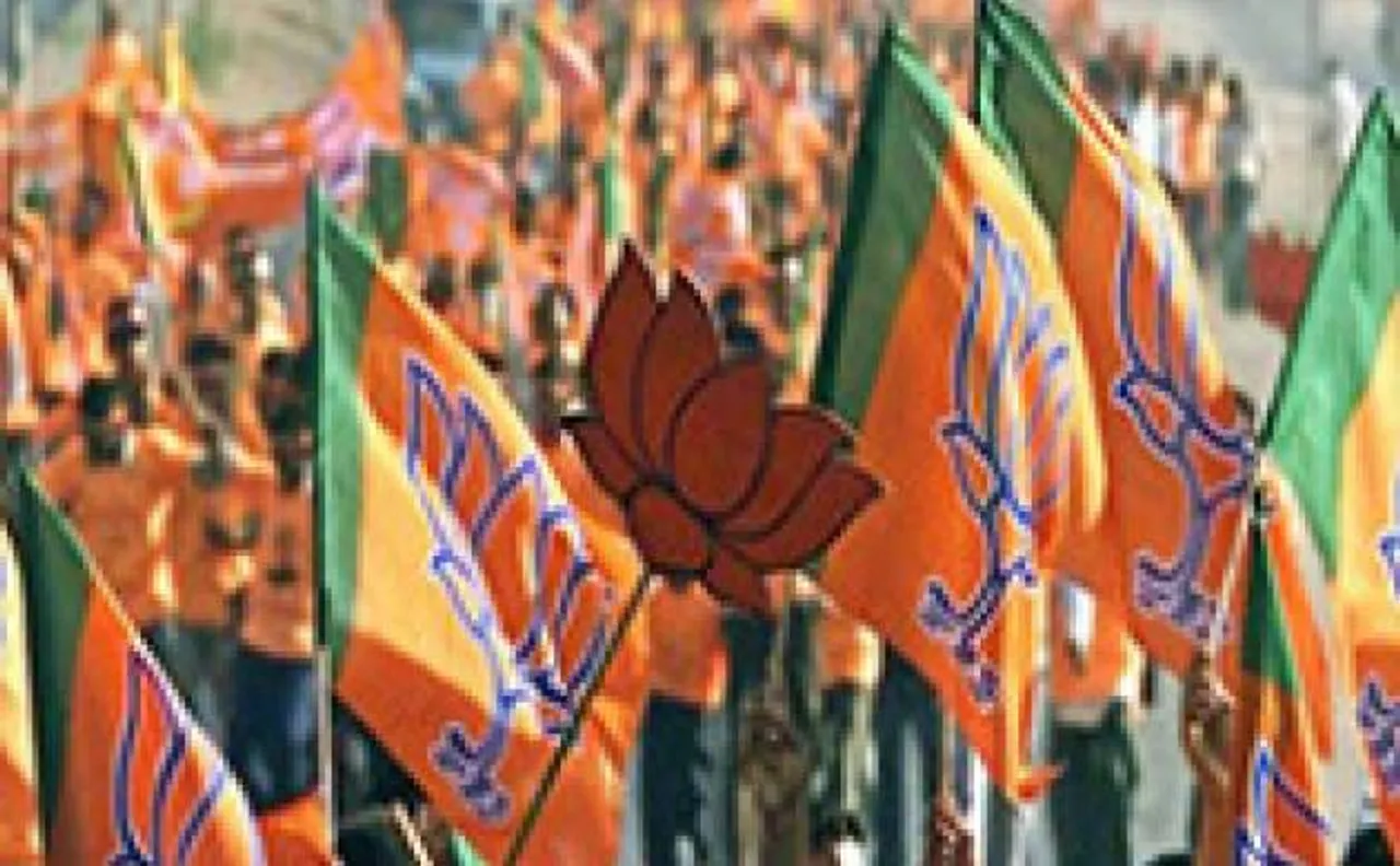 बनारस में चला पीएम मोदी का जादू, आठों सीट पर खिला कमल