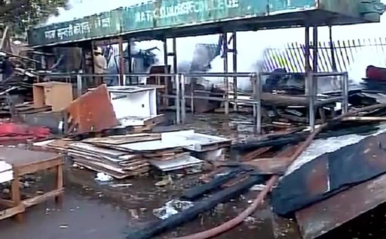 दिल्ली: माता सुंदरी कॉलेज के पास फर्नीचर मार्केट में लगी आग, दमकल की 30 गाड़ियों ने काबू पाया