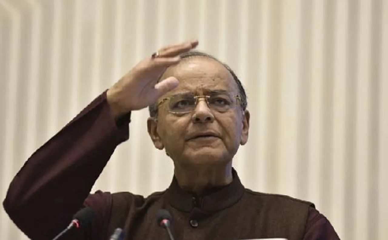 वित्तमंत्री अरुण जेटली का हेलीकाप्टर पर चढ़ते समय फिसला पैर, मामूली चोट