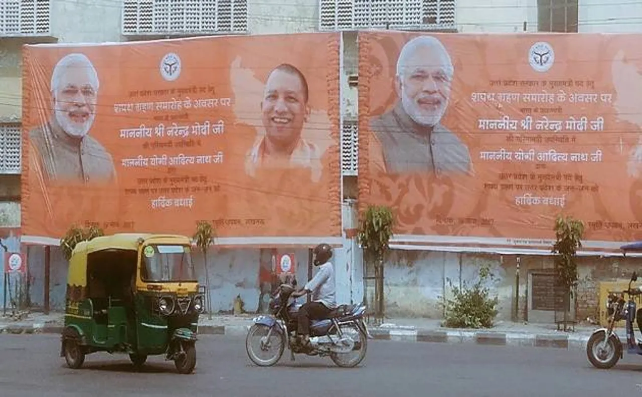 योगी आदित्यनाथ के शपथ ग्रहण से पहले लखनऊ की सड़कों पर भगवा रंग, सरकारी होर्डिंग्स का भी बदला चोला