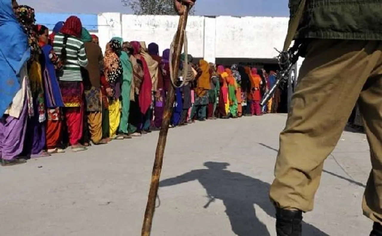 उप चुनाव: कश्मीर में 'बैलेट की जंग' सुरक्षा बलों के लिए बड़ी चुनौती
