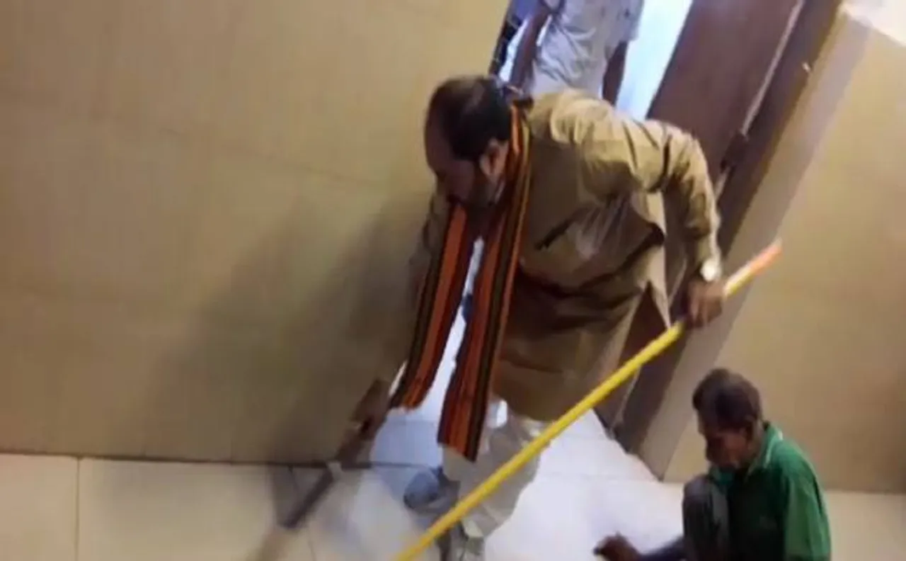 योगी आदित्यनाथ के फरमान का असर, मंत्री उपेंद्र तिवारी खुद ही लगाने लगे ऑफिस में झाड़ू