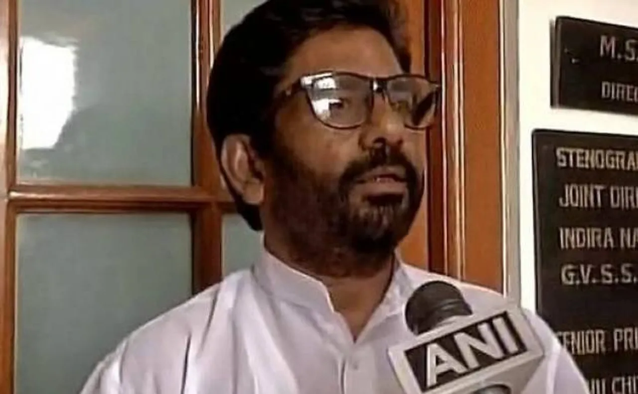 शिवसेना सांसद को एयर इंडिया ने किया ब्लैकलिस्टेड, FIR दर्ज़, क्रू मेंबर को सैंडल से पीटा था