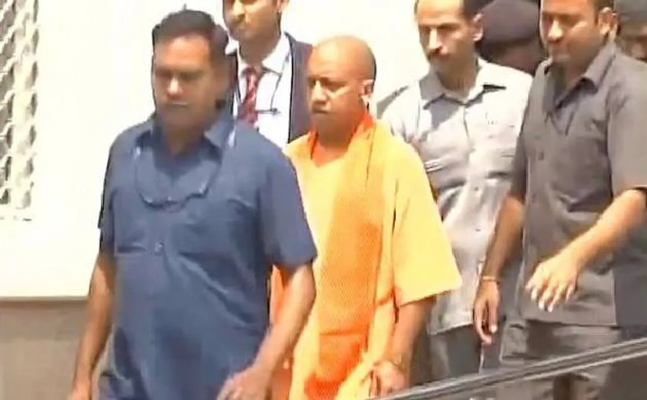 लखनऊ: योगी आदित्यनाथ ने एसिड हमले की शिकार महिला से अस्पताल में मुलाकात की