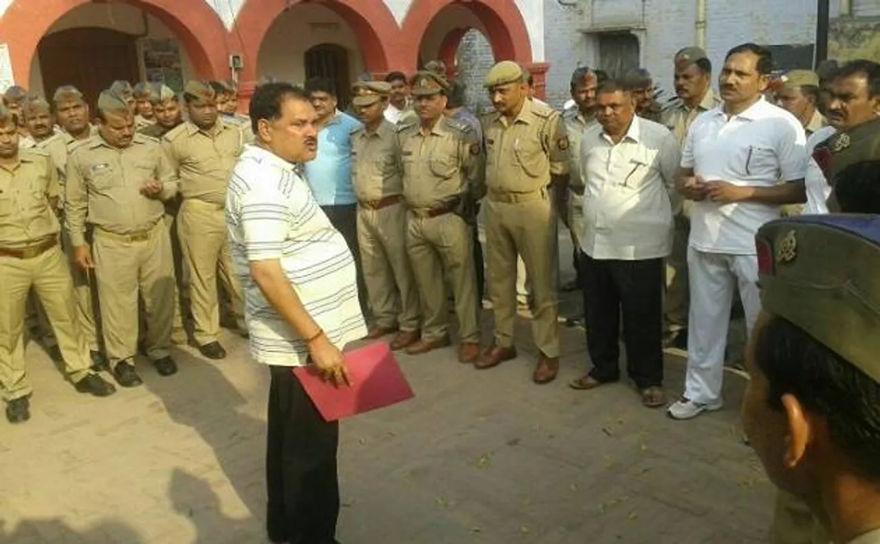 यूपी: थाना प्रभारी खुद पान मसाला खाकर दे रहे थे सीएम योगी वाली नसीहत, हुए सस्पेंड