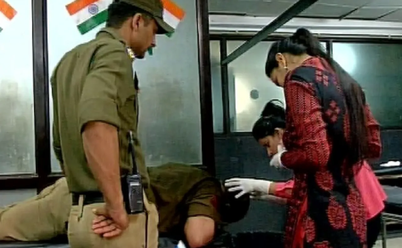श्रीनगर: पुलिसकर्मी पर हमला कर एके-47 ले भागे दो संदिग्ध आतंकी गिरफ्तार