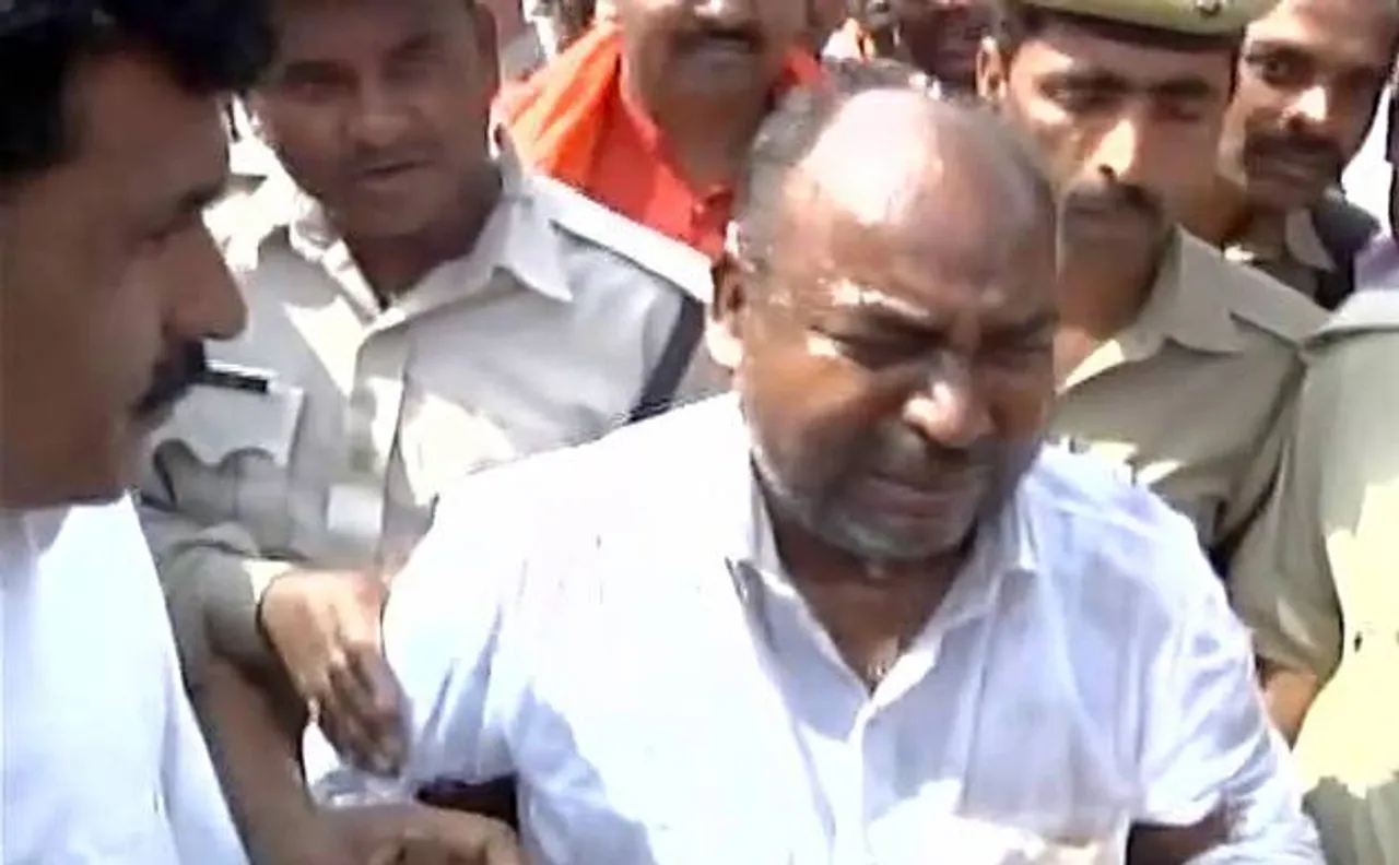 योगी आदित्यनाथ के दौरे के बीच गोरखनाथ मंदिर के बाहर किसान की आत्मदाह की कोशिश, कर्ज से था परेशान