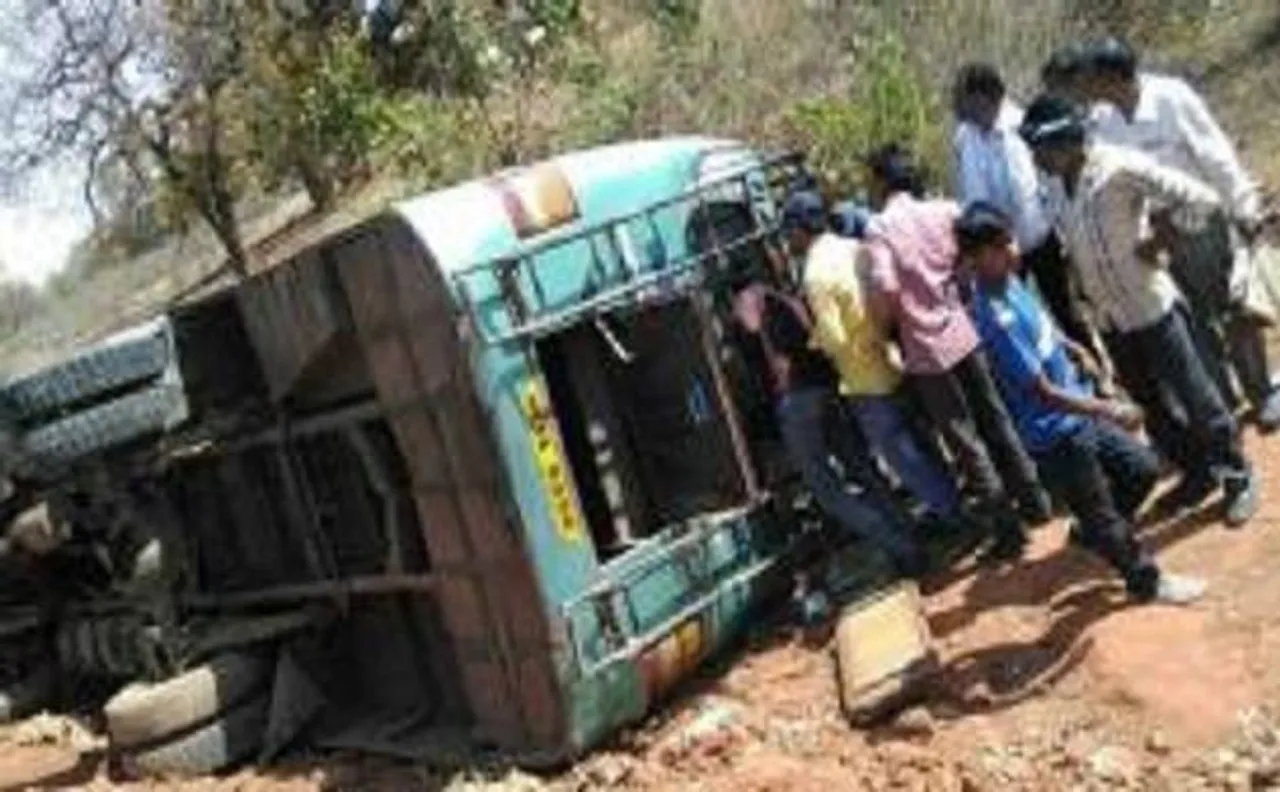 जबलपुर में मिनी ट्रक खाई में गिरा, 11 मरे, 40 घायल