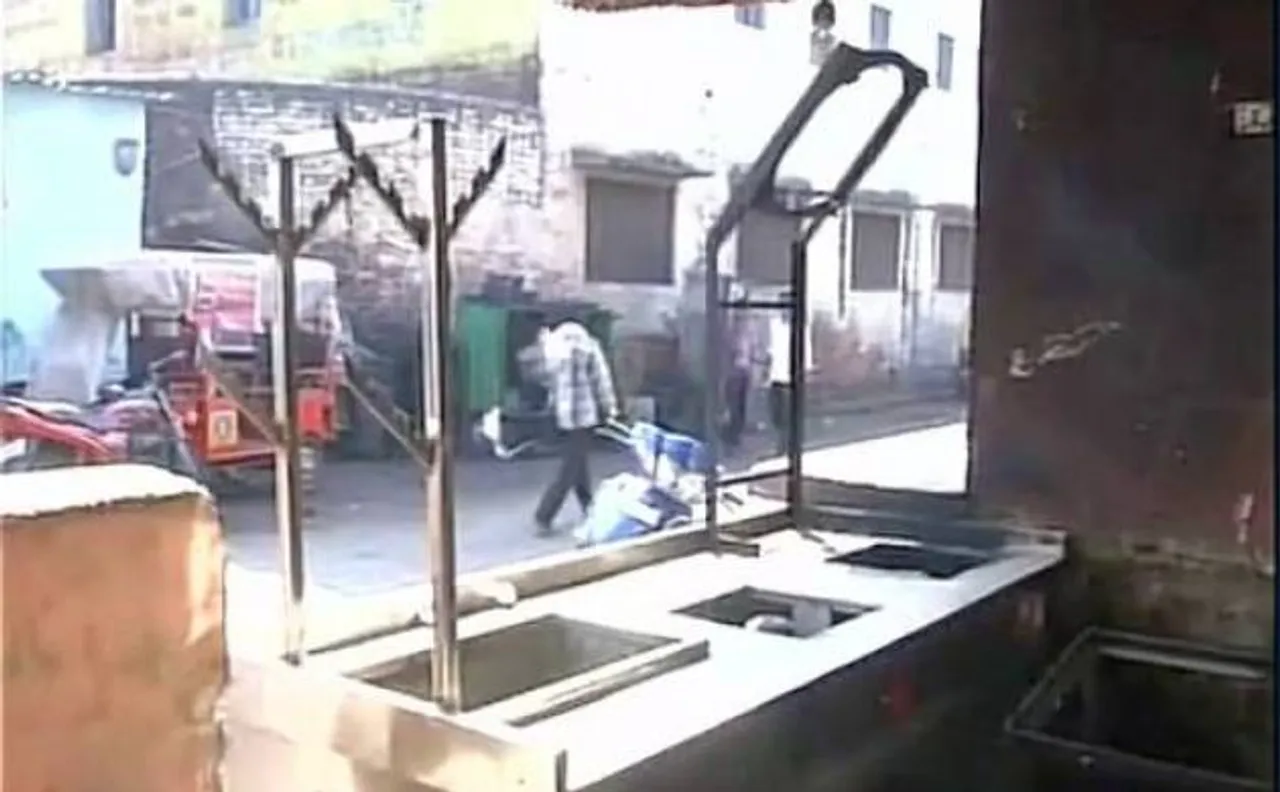 यूपी: योगी सरकार के अवैध बूचड़खानों पर कार्रवाई के विरोध में मीट कारोबारियों की बेमियादी हड़ताल शुरू