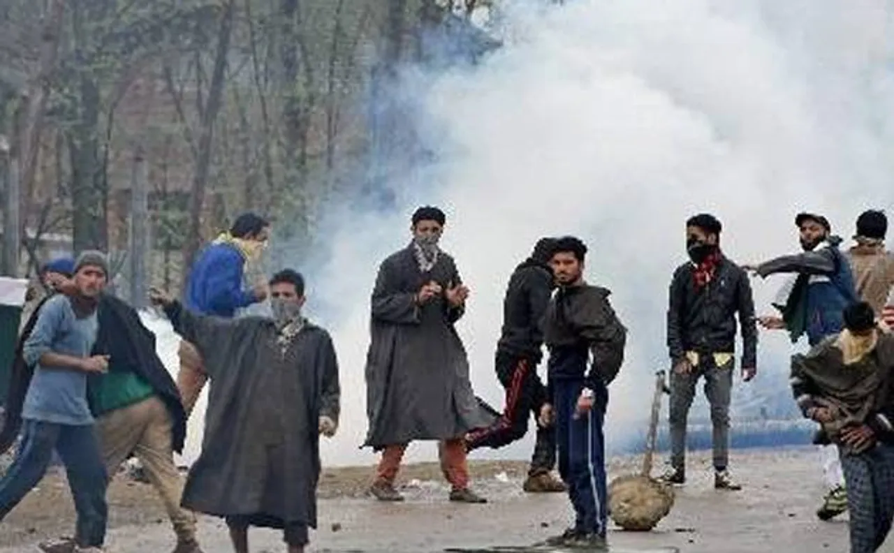 कश्मीर: बडगाम में सुरक्षाबलों और आतंकवादियों के बीच मुठभेड़ के खिलाफ पत्थरबाजी, 3 की मौत, 63 जवान घायल, घाटी में रेल सेवा स्थगित