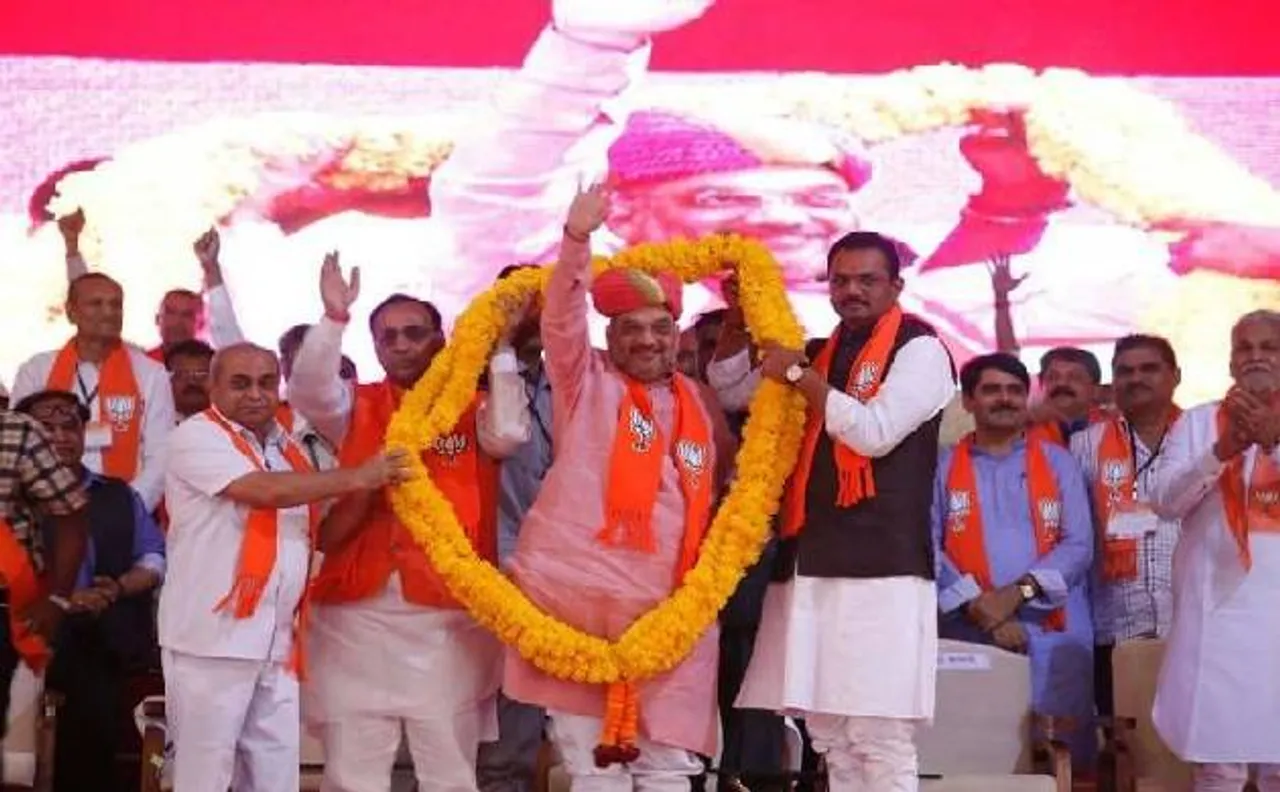 बीजेपी अध्यक्ष अमित शाह पहुंचे गुजरात, कार्यकर्ताओं से पूछा-पीएम का विजयरथ यहां आने वाला है, क्या आप हैं तैयार