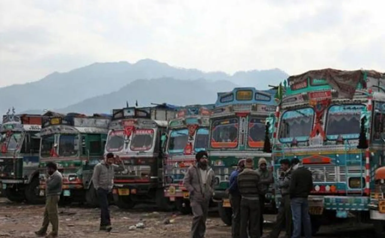 ट्रक संचालकों का 1 अप्रैल से हड़ताल, थर्ड पार्टी बीमा दरों में बढ़ोतरी का कर रहे विरोध, बढ़ सकती हैं जरूरी सामान की कीमतें