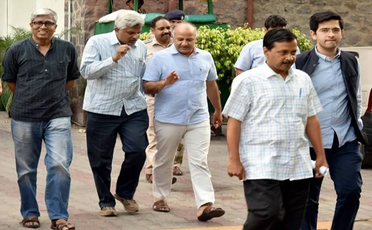 चुनाव आयोग पहुंची कांग्रेस और AAP, केजरीवाल बोले ईवीएम के कीचड़ से तो कमल ही खिलेगा