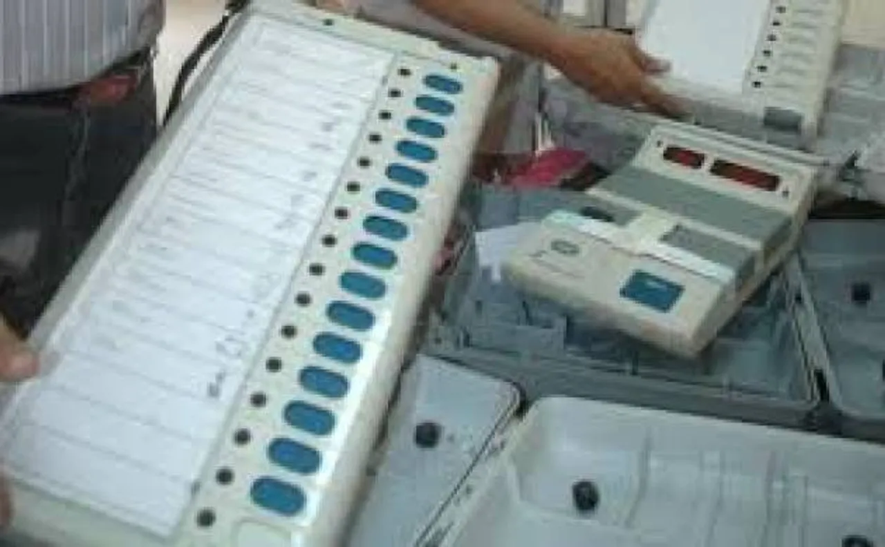 मध्य प्रदेश में ईवीएम टेंपरिंग विवाद के बाद चुनाव आयोग ने दो अधिकारियों का किया तबादला