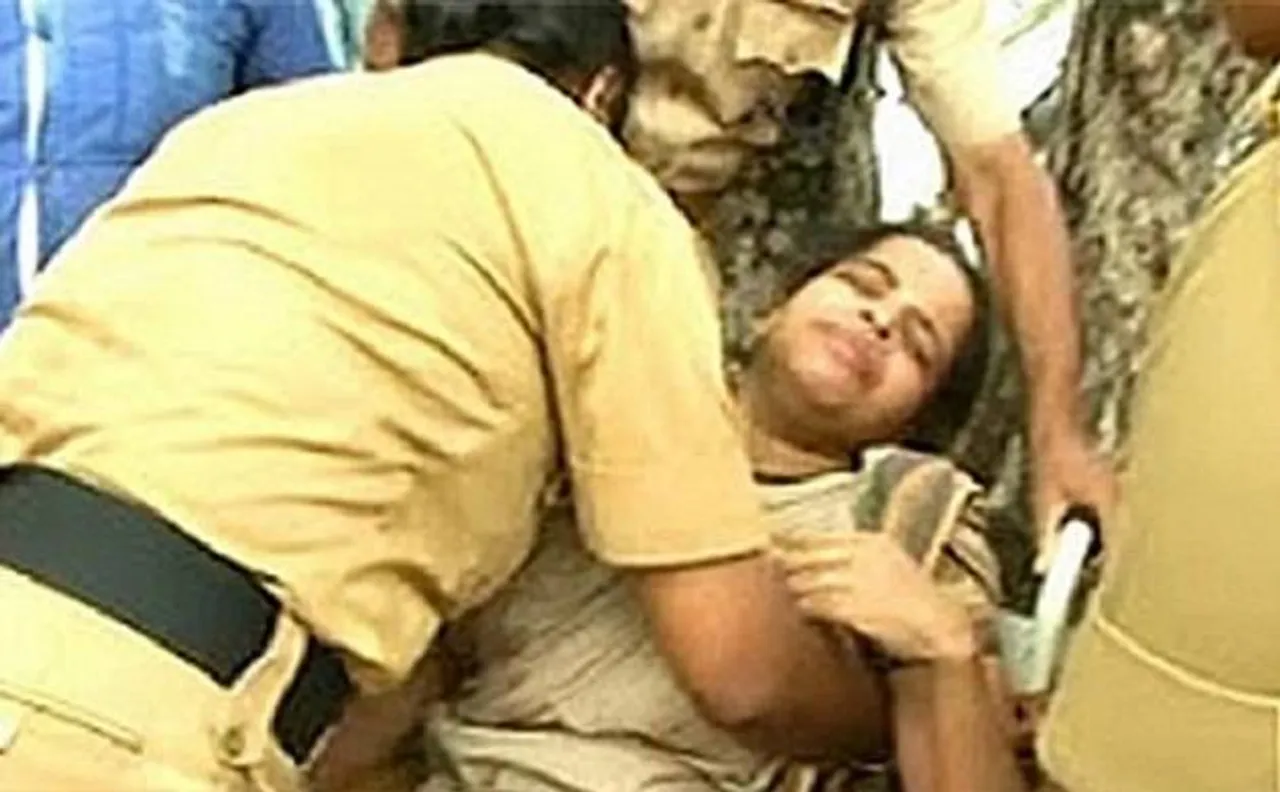 जिश्नू प्रनॉय आत्महत्या मामला : धरने पर बैठी माँ को पुलिस ने सड़क पर घसीटा, हालत गंभीर