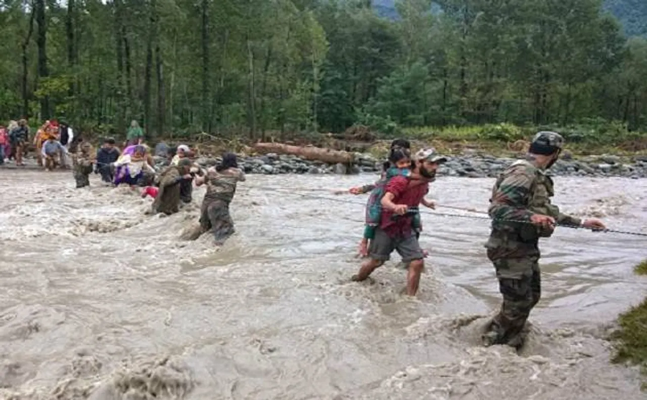 जम्मू-कश्मीर में बाढ़ जैसे हालात, भारतीय सेना  एक बार फिर बनी लोगों के लिए जीवन रक्षक