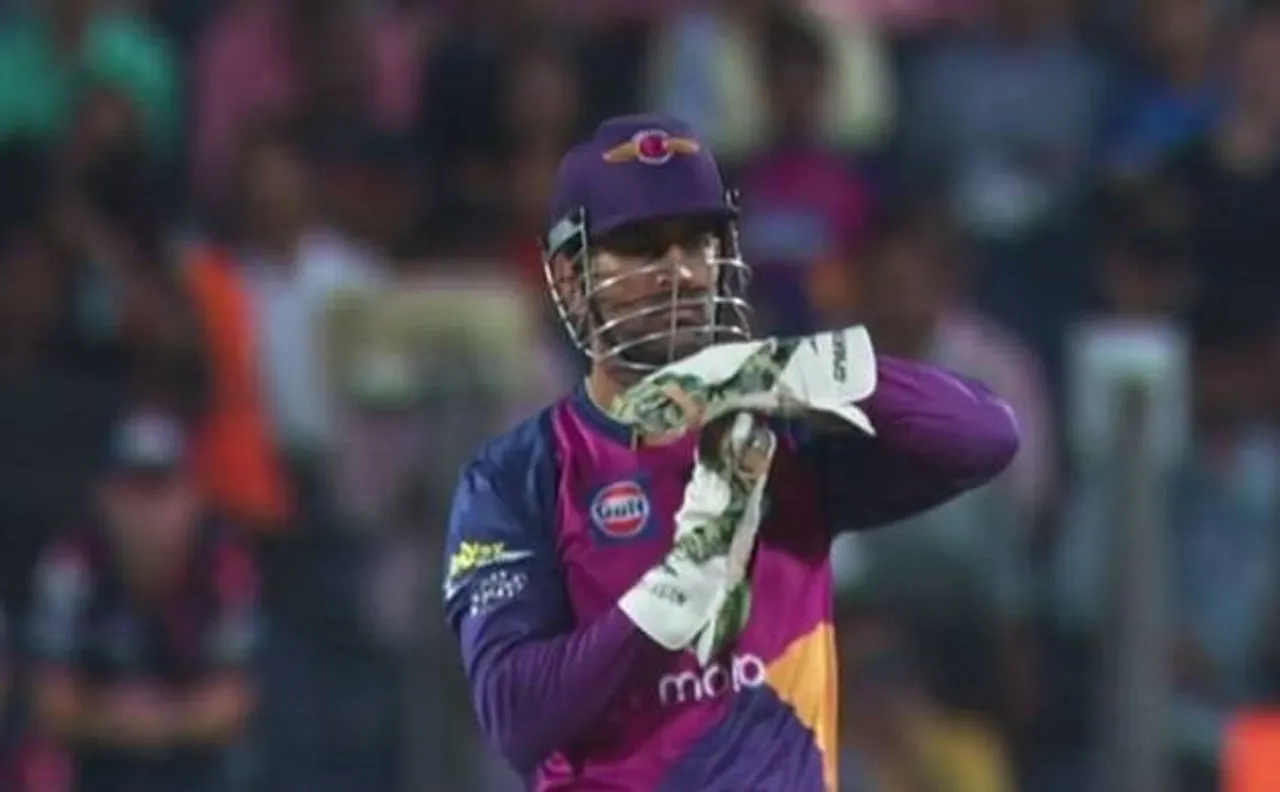 RPS Vs MI : IPL 10 के अपने पहले ही मैच में धोनी मांगने लगे DRS, दर्शक से लेकर कमेंटेटर तक को आई हंसी