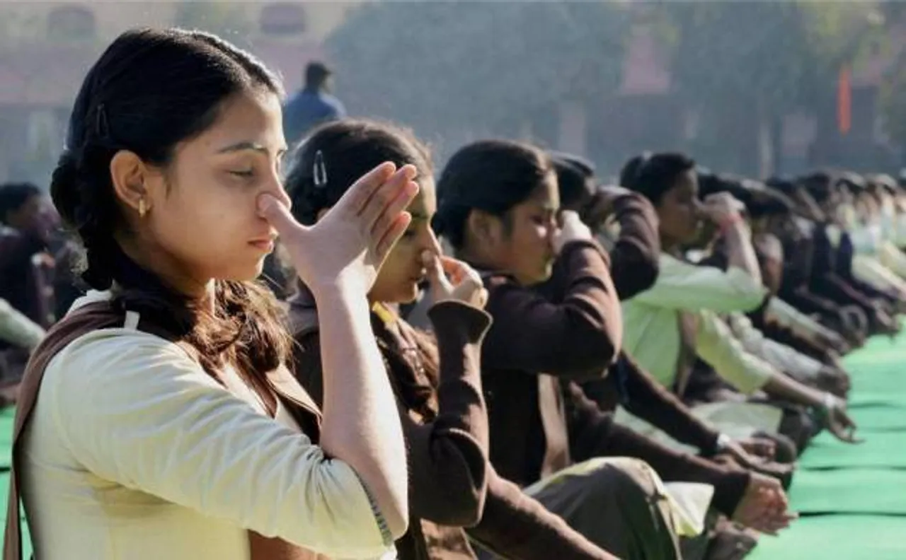 यूपी के स्कूलों में योग और अंग्रेज़ी की पढ़ाई होगी अनिवार्य, प्राइवेट स्कूलों और कॉलेजों में फीस कटौती पर भी हो रहा है विचार