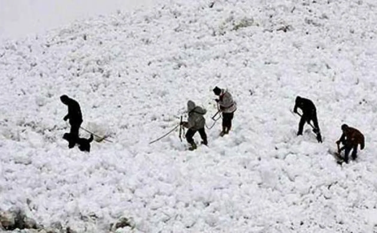 कश्मीर में हिमस्खलन और बाढ़ से तीन जवान समेत 7 लोगों की मौत, सोमवार तक घाटी में सभी स्कूल और कॉलेज बंद