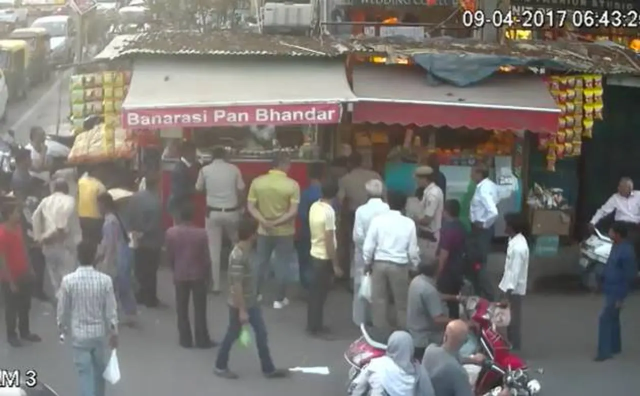 दिल्ली में अराजकता, पुलिस के सामने दुकान पर हमला