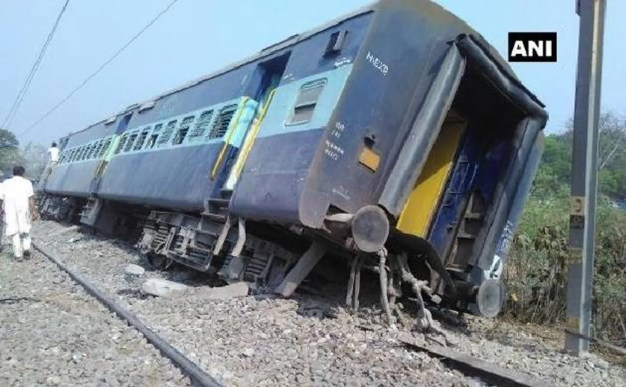 मेरठ-लखनऊ राज्य रानी एक्सप्रेस हुई बेपटरी, 10 घायल, योगी ने किया मुआवजे का ऐलान, प्रभु ने दिये जांच के आदेश