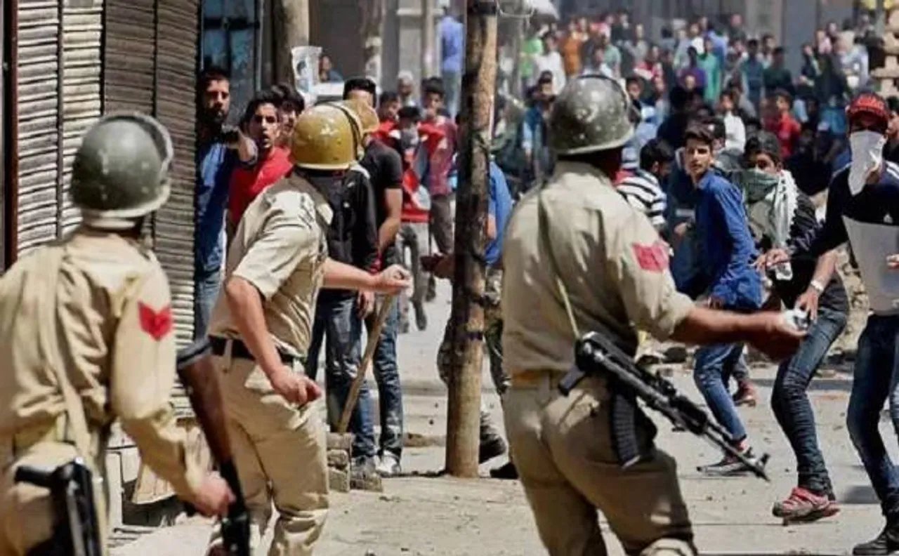 कश्मीर में हिंसा के पीछे पाकिस्तान का हाथ, पत्थरबाजों को कर रहा कैशलेस फंडिंग