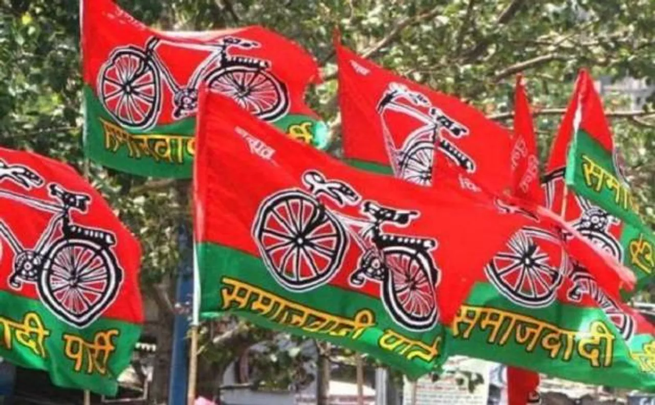 समाजवादी पार्टी का बदला संविधान, मुलायम सिंह यादव की फोटो होर्डिंग से हटी, युवा नेताओं के लिए ड्रेस कोड लागू