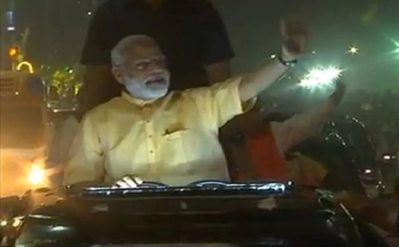 सूरत में पीएम नरेंद्र मोदी का 11 किमी लंबा रोड शो, सड़कों पर उतरे लाखों लोग, लगे मोदी- मोदी के नारे