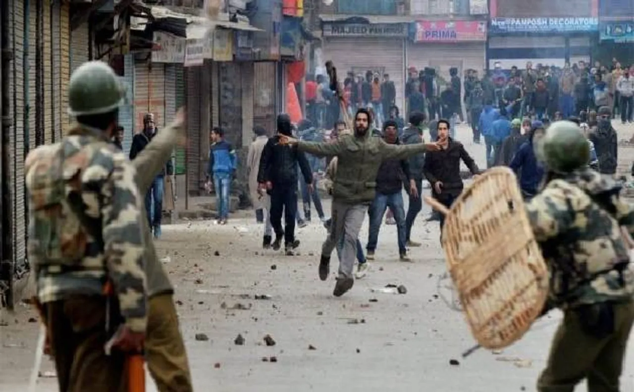 VIDEO: श्रीनगर में छात्रों ने पुलिस पर की पत्थरबाजी, जवानों ने आंसू गैस छोड़े