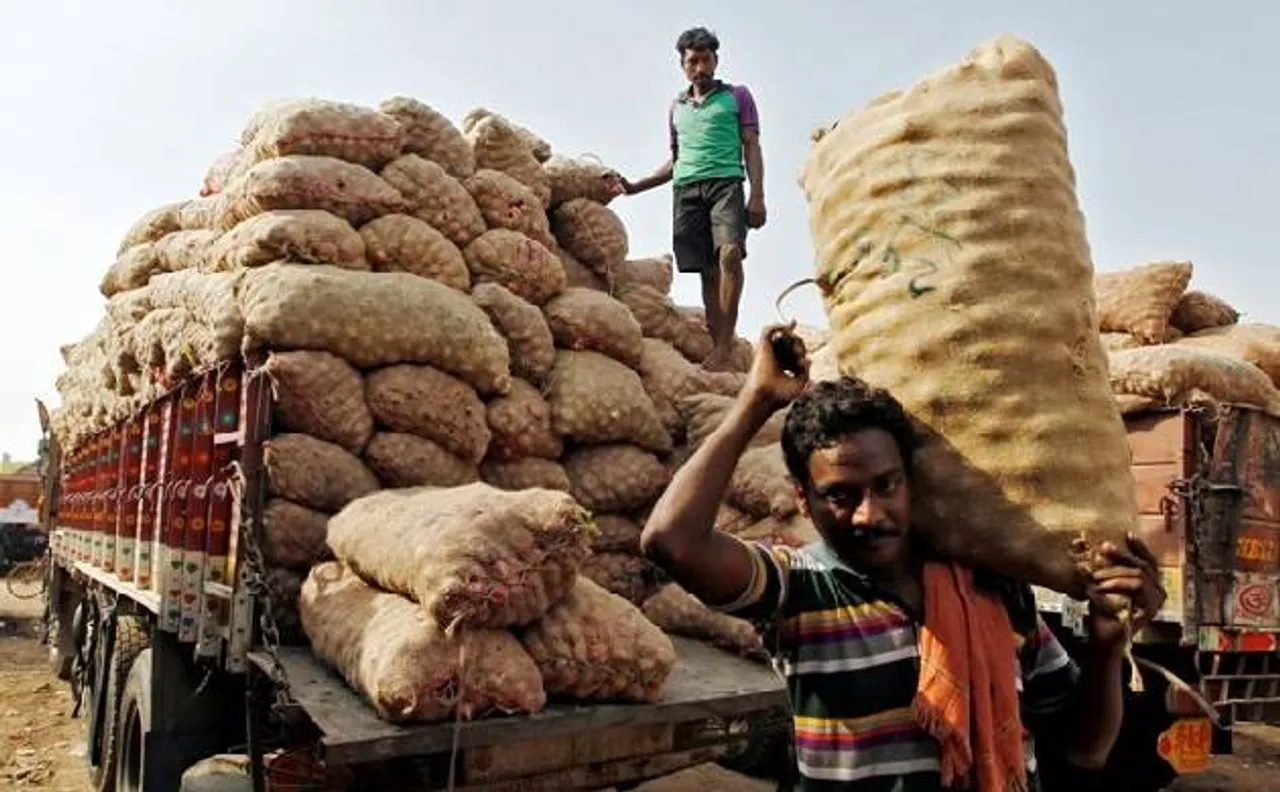 मार्च में गिरी थोक महंगाई दर, घटकर 5.7% की गई दर्ज