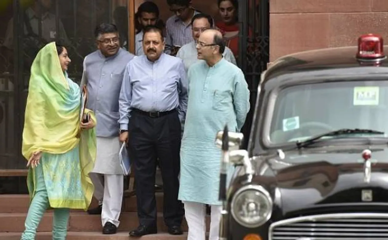 मोदी कैबिनेट का बड़ा फैसला, अब प्रधानमंत्री भी चलेंगे बिना लाल बत्ती के