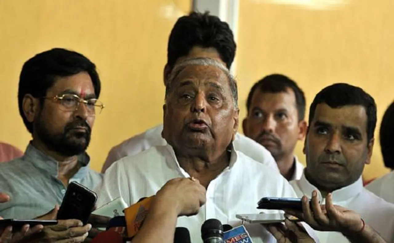 निजाम बदलते ही मुलायम के घर पहुंचा बिजली विभाग, थमाया 4 लाख रुपये बकाए का नोटिस