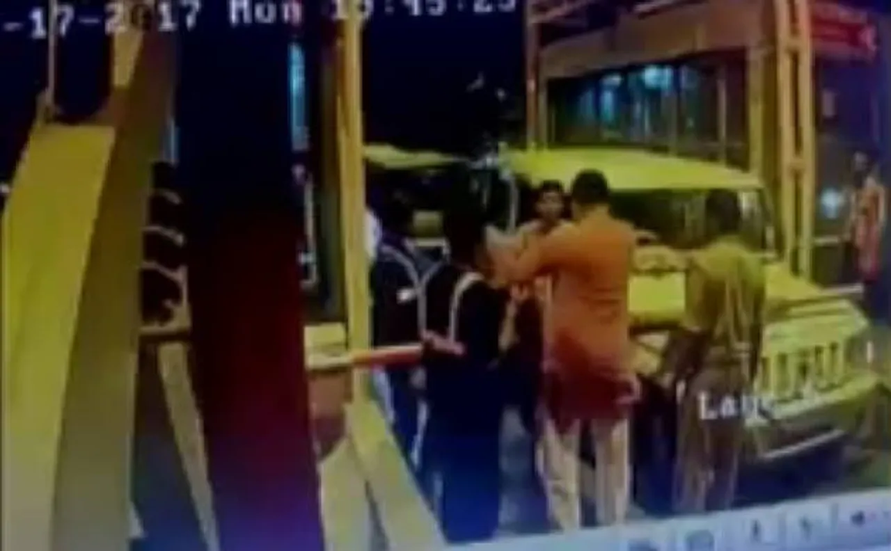 Video: बरेली में बीजेपी विधायक महेंद्र यादव की दबंगई, टोल कर्मियों से मारपीट