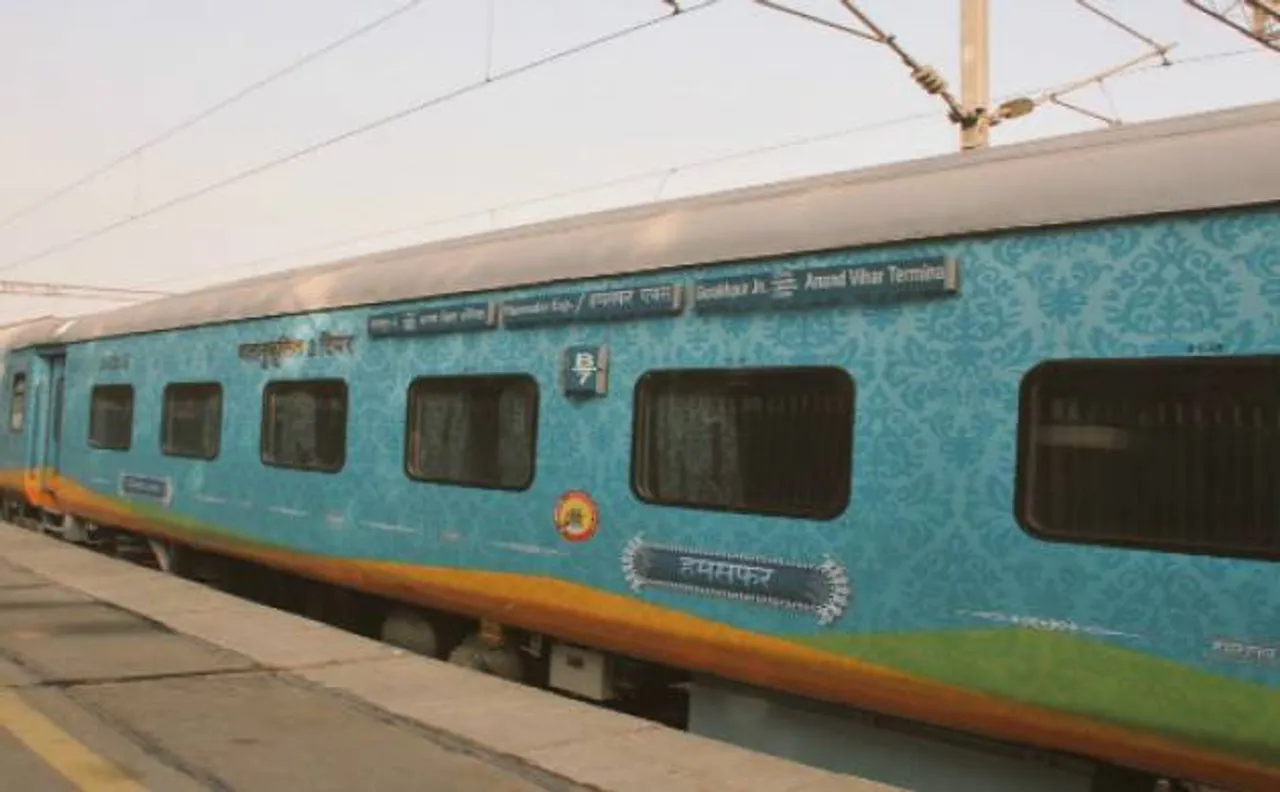 रेलमंत्री सुरेश प्रभु ने हमसफर एक्सप्रेस को दिखाई हरी झंडी