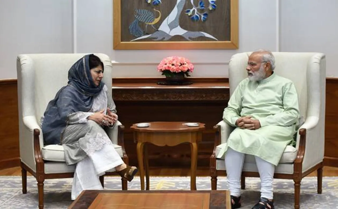 घाटी की मौजूदा हालत को लेकर पीएम मोदी से मिलीं महबूबा मुफ्ती, कहा दो से तीन महीनों में सुधर जाएंगे कश्मीर के हालात