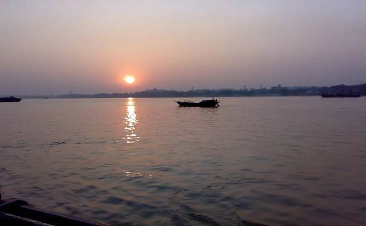 जीवित मनुष्य का अधिकार मिलने के बाद गंगा नदी को हाई कोर्ट का नोटिस, पूछा- क्यों ट्रेच निर्माण के लिये दी जमीन