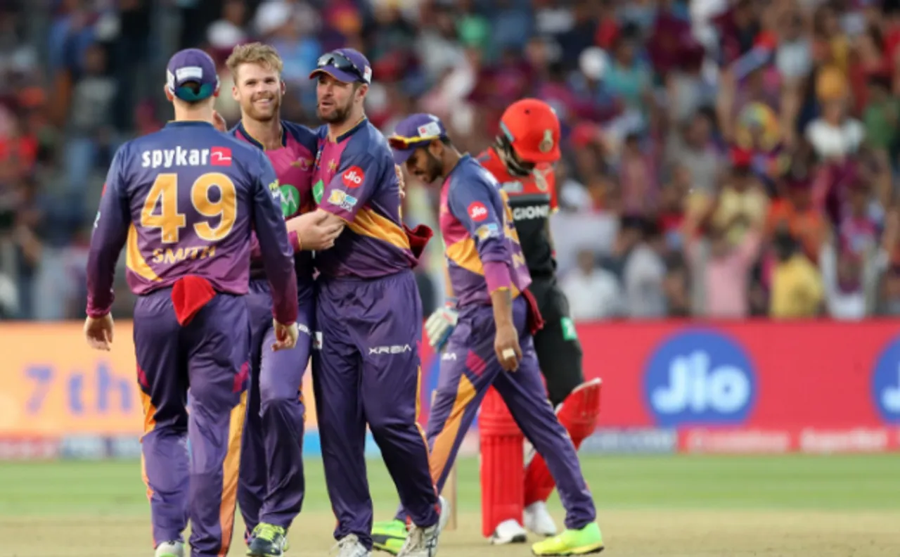 RPS Vs RCB: राइजिंग पुणे सुपरजाएंट के हाथों हारकर प्लेऑफ की दौड़ से बाहर हुआ रॉयल चैलेंजर्स बैंगलोर