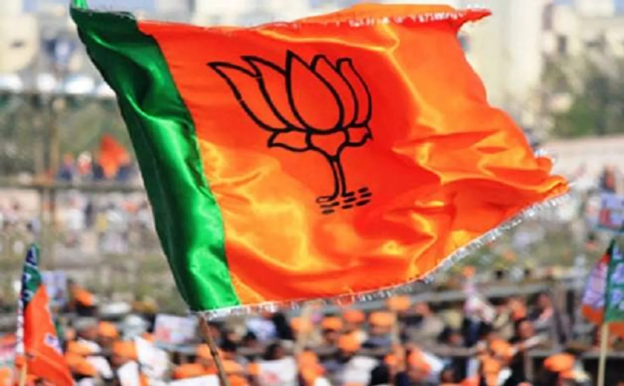 कर्नाटक: BJP में येदियुरप्पा और ईश्वरप्पा के बीच छिड़ी 'जंग' के बीच 4 सीनियर नेताओं को पद से हटाया