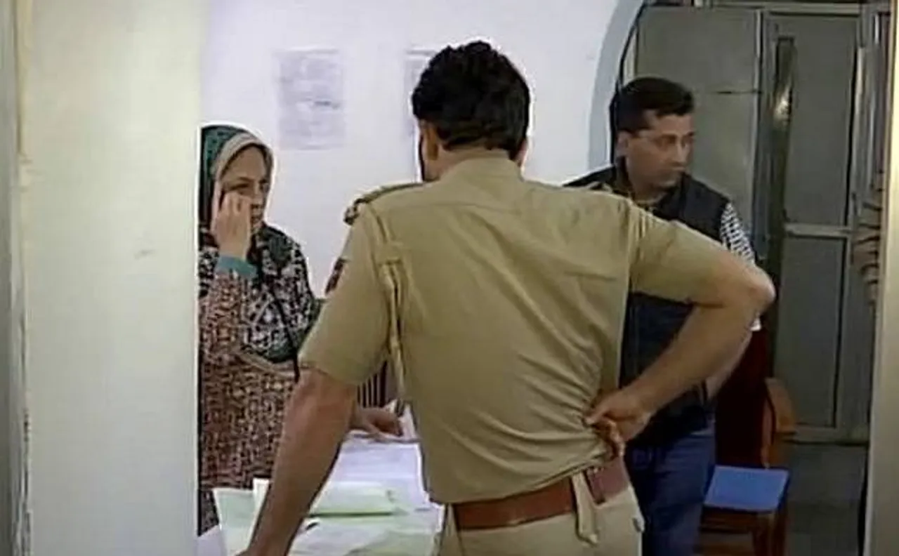 जम्मू कश्मीर: श्रीनगर में पुलिस स्टेशन पर आतंकियों ने किया हमला, 1 की मौत, 4 पुलिसवाले घायल