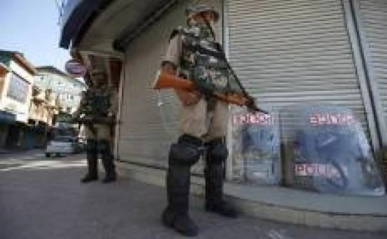जम्मू-कश्मीर: शोपियां में पुलिसबल पर आतंकी हमला, 5 राइफल लूटे