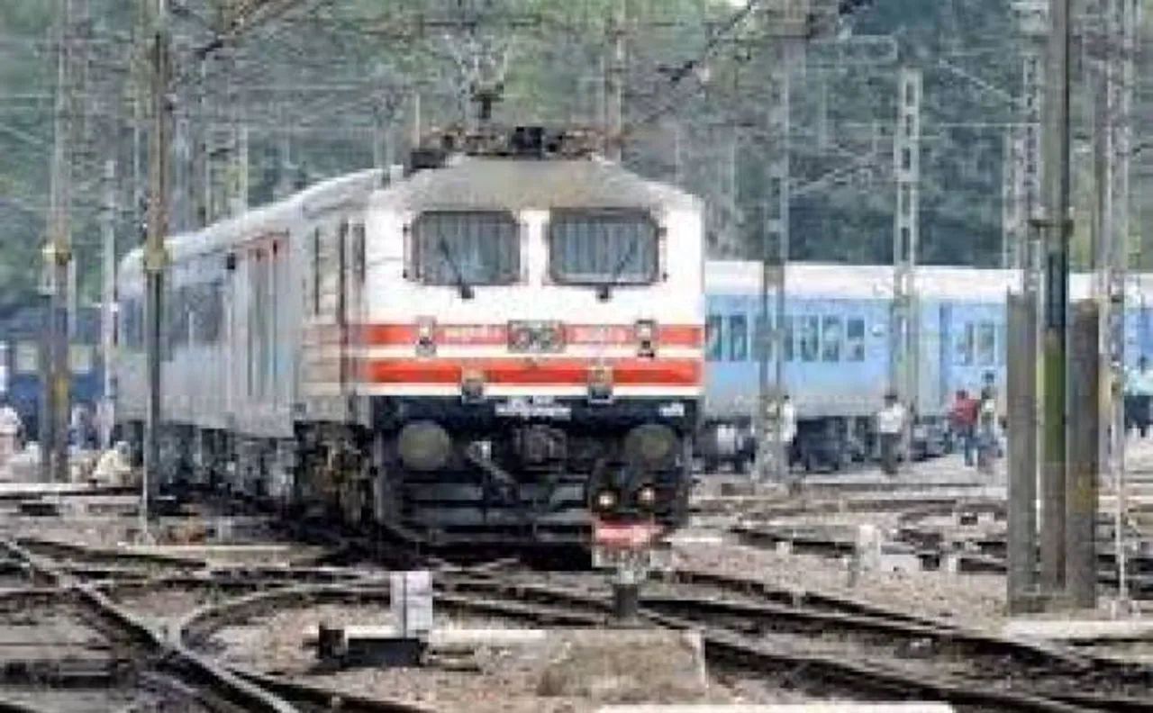 इंडियन रेलवे ने आम लोगों को दिया तोहफ़ा, चलती रेलगाड़ी में भी यात्री ले सकेंगे टिकट